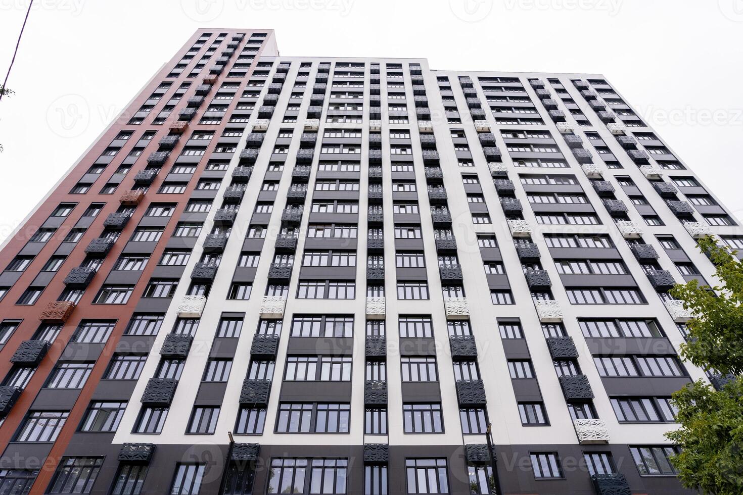 As I gaze at this tall and impressive building featuring gleaming windows, I cant help but admire its stunning architectural design and the urban significance it holds within the city photo