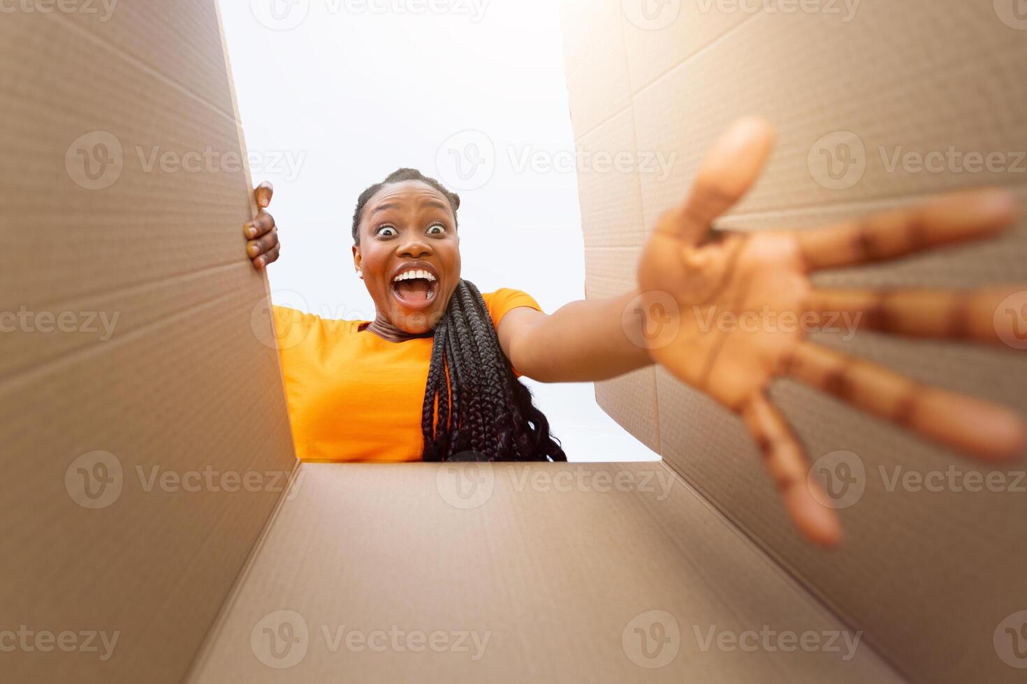 fondo ver de emocionado negro mujer recepción en línea orden, desempacar su caja de cartón paquete o empaquetar a hogar. milenario africano americano dama satisfecho con entrega, compras en Internet foto