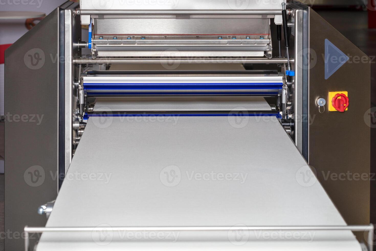 The dough forming machine guarantees the same shape, size and weight of dough products. photo