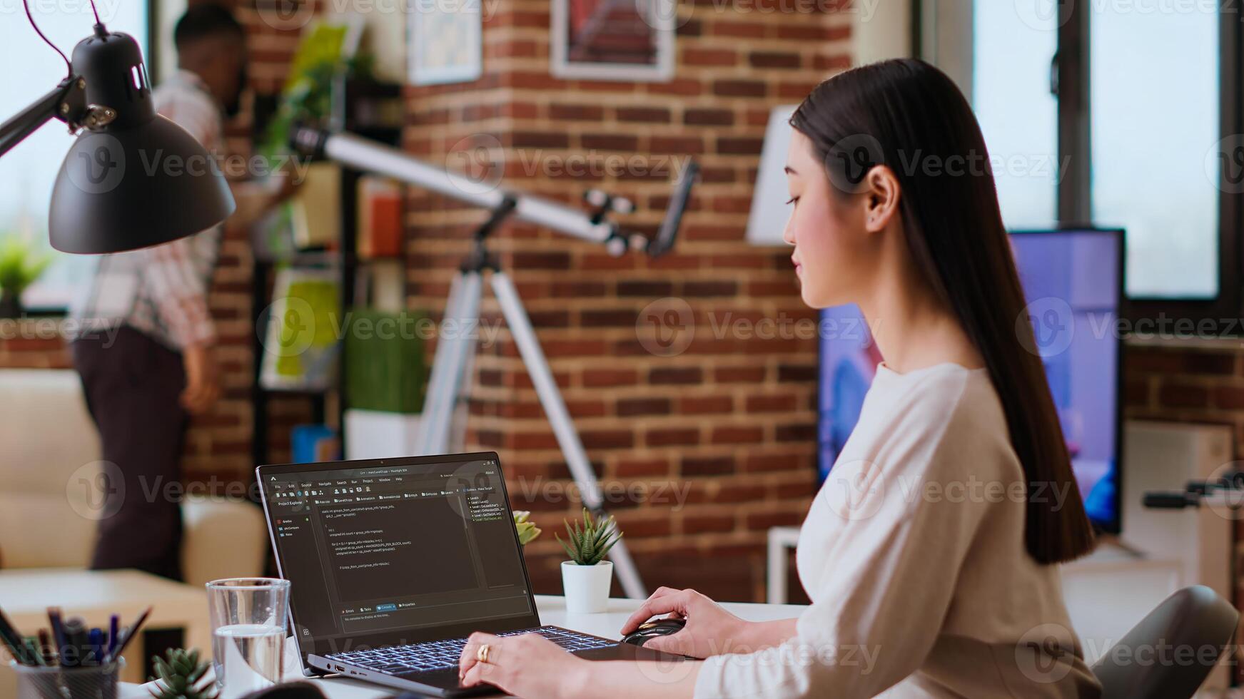 asiático persona de libre dedicación mujer trabajos en programación código en un moderno oficina a hogar, utilizando su ordenador portátil para computadora ciencia. eso especialista apoyos codificación, web desarrollo y digital innovación. cámara b. foto