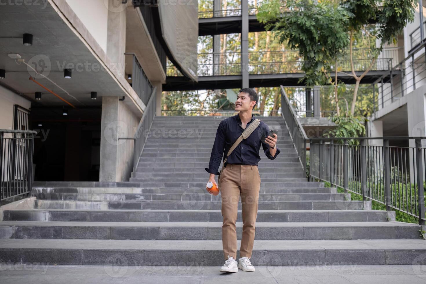 young businessman Use reusable cloth bags and water bottles to protect the environment. photo
