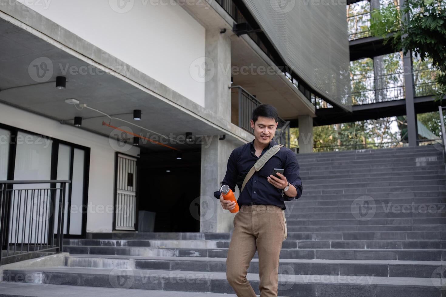 young businessman Use reusable cloth bags and water bottles to protect the environment. photo
