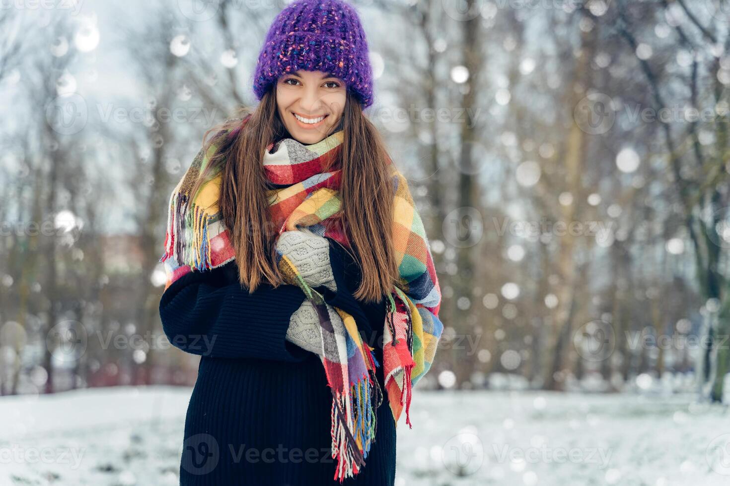 invierno joven mujer retrato. belleza alegre modelo niña riendo y teniendo divertido en invierno parque. hermosa joven hembra al aire libre, disfrutando naturaleza, invierno foto