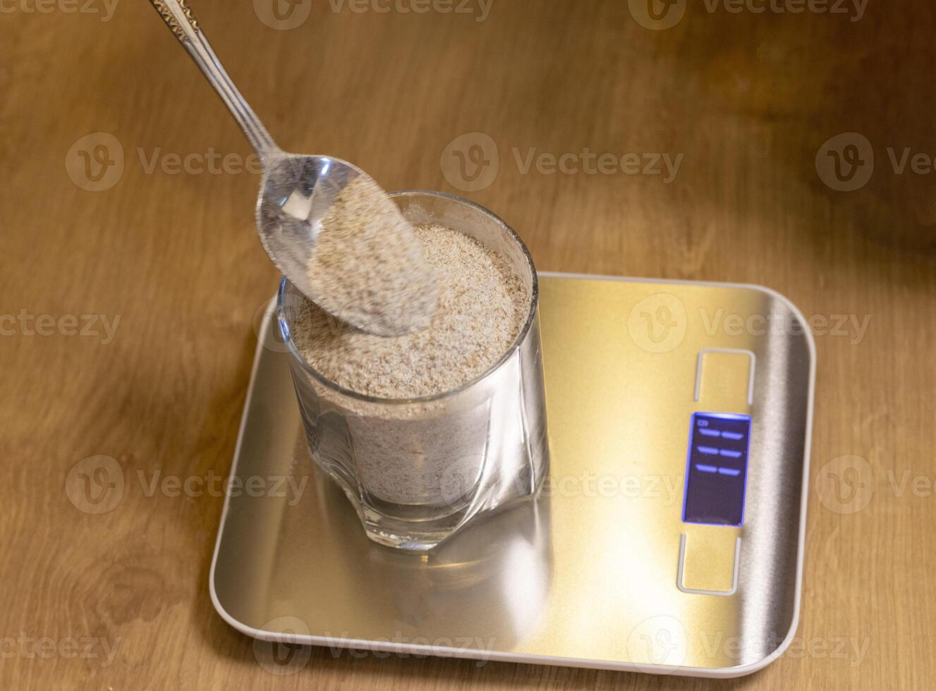 Coarse rye flour measured on the small electronic scale. Terchnology photo