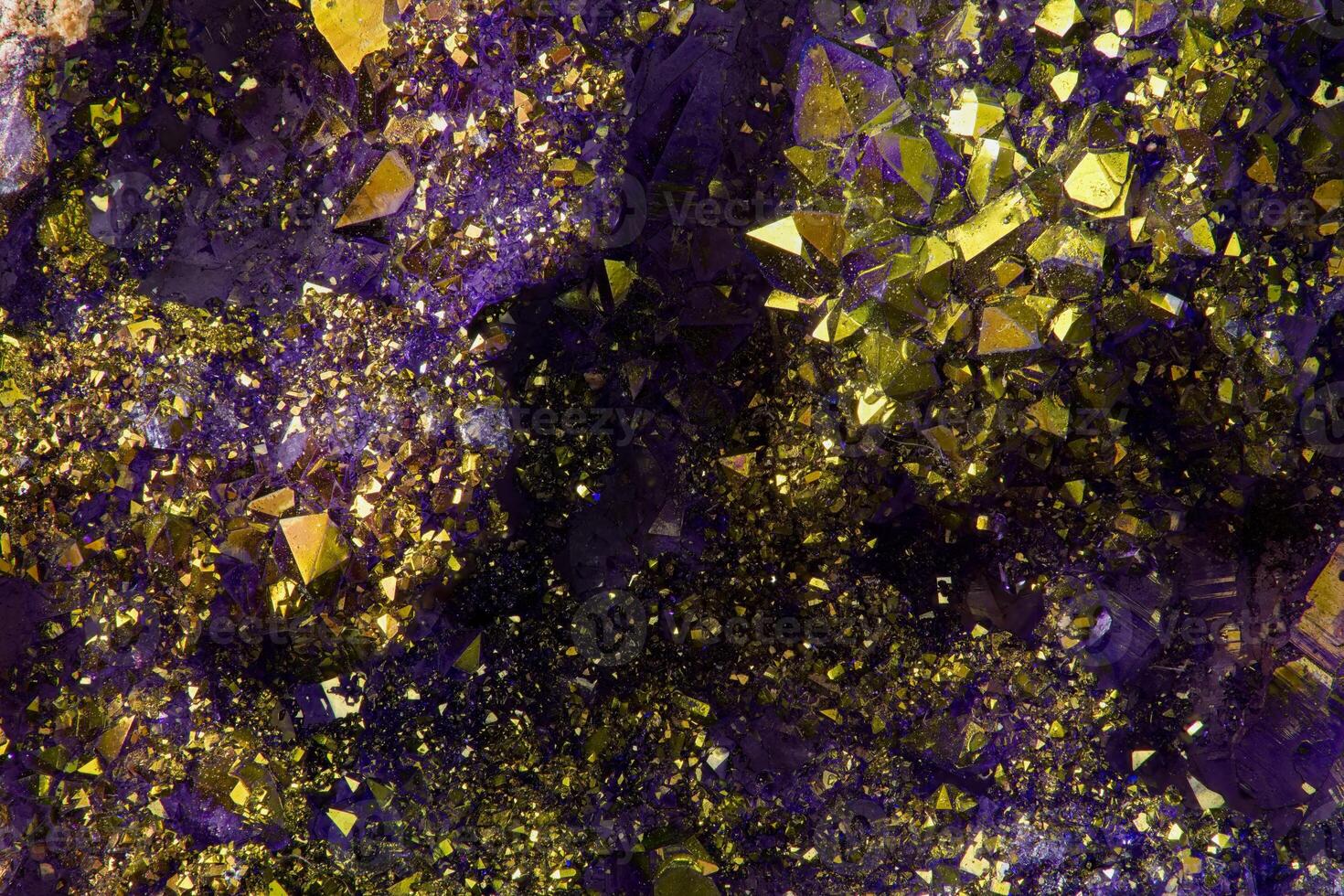 Ametyst-Iron pyrite geode macro 2 by 1 magnification photo
