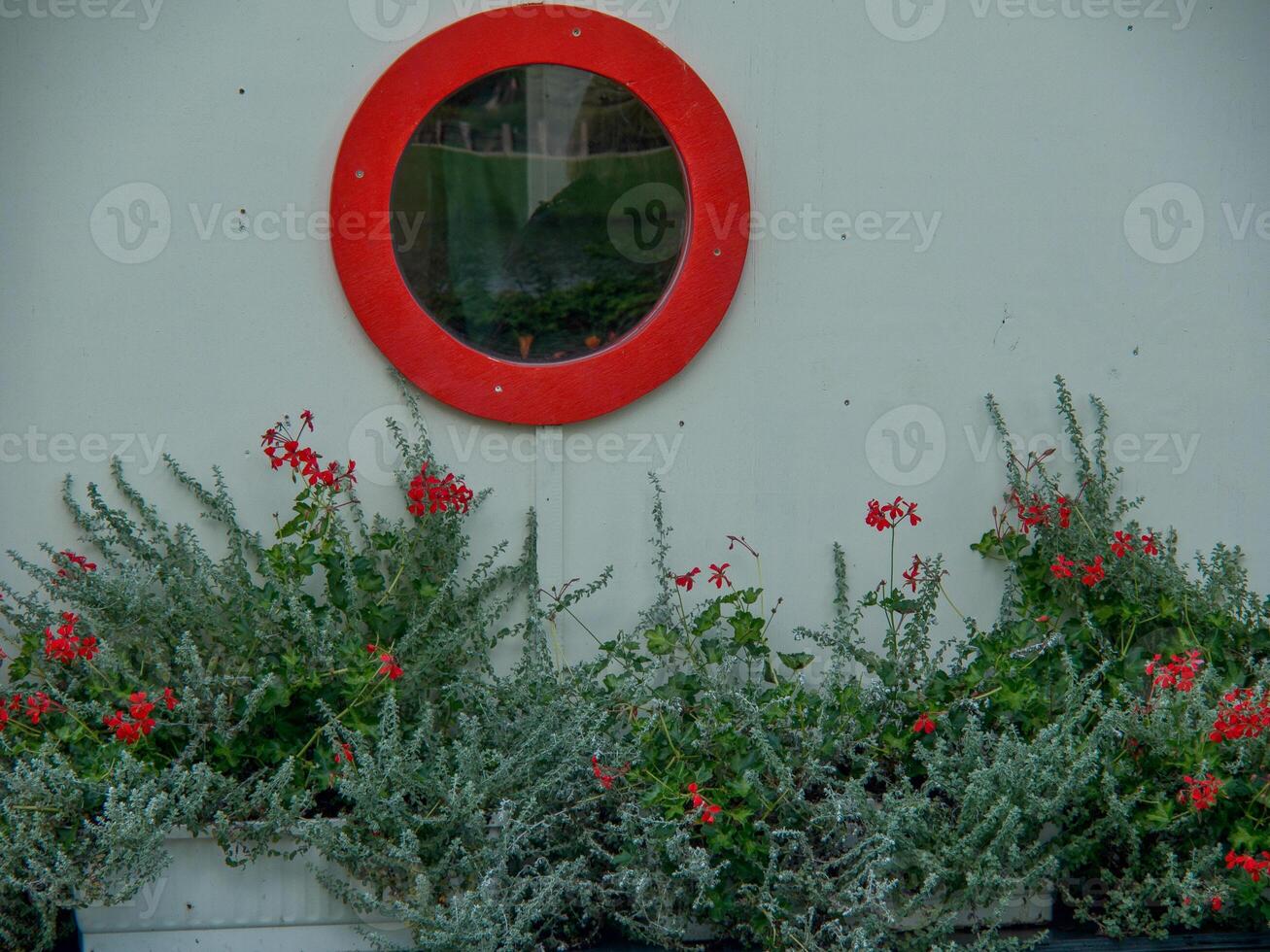 A red round mirror photo