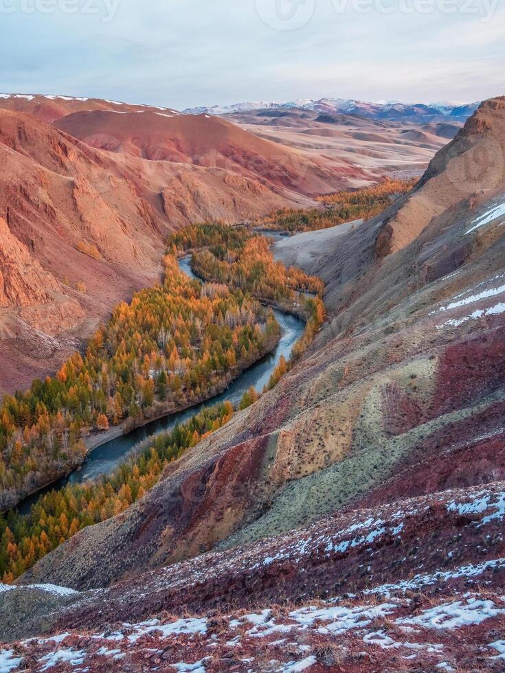 río en un montaña valle. foto