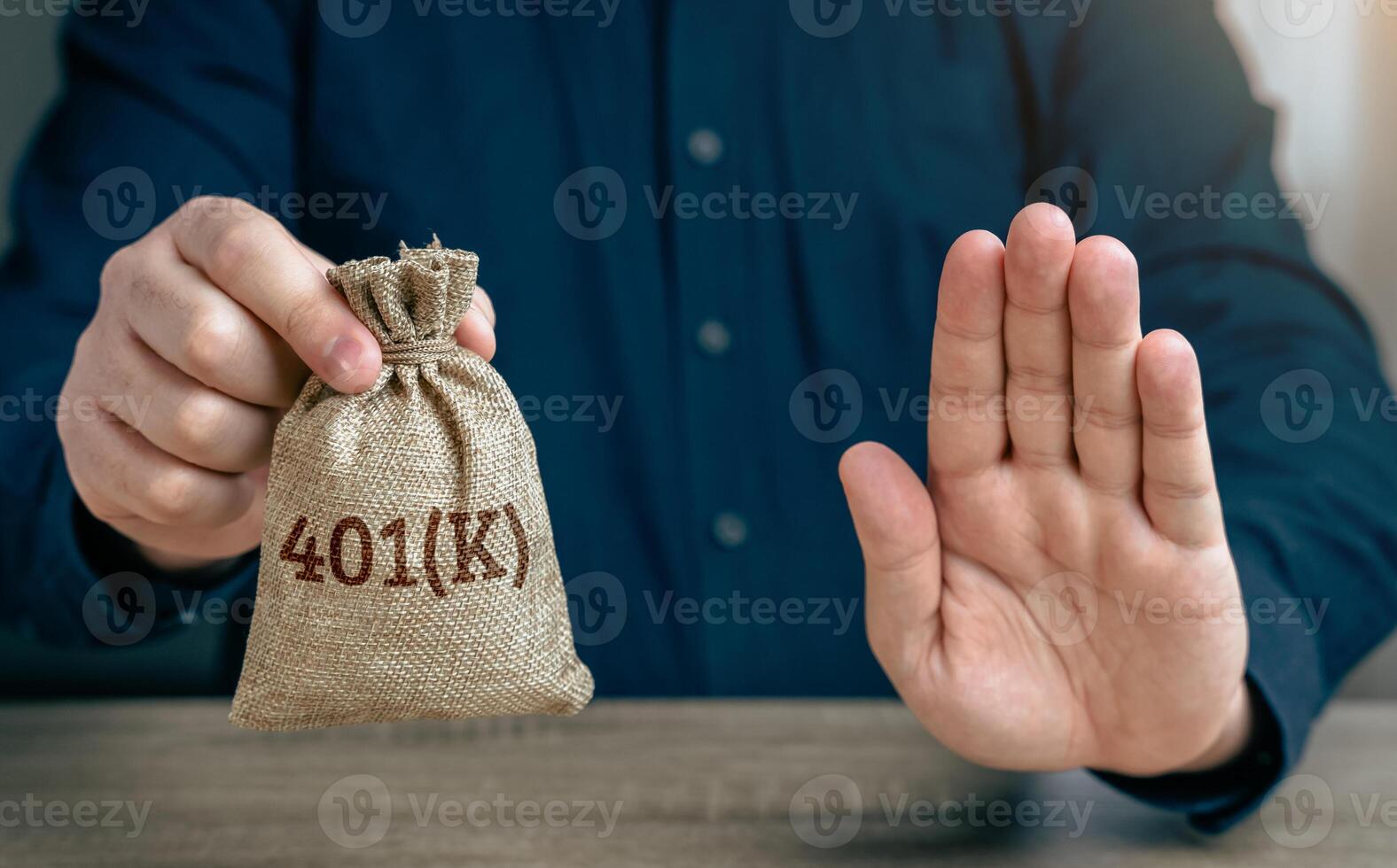 Features of a 401k retirement plan. Feature warnings. Advantages and disadvantages. Suspension of the pension savings program. Risks. A financial advisor advises caution. photo