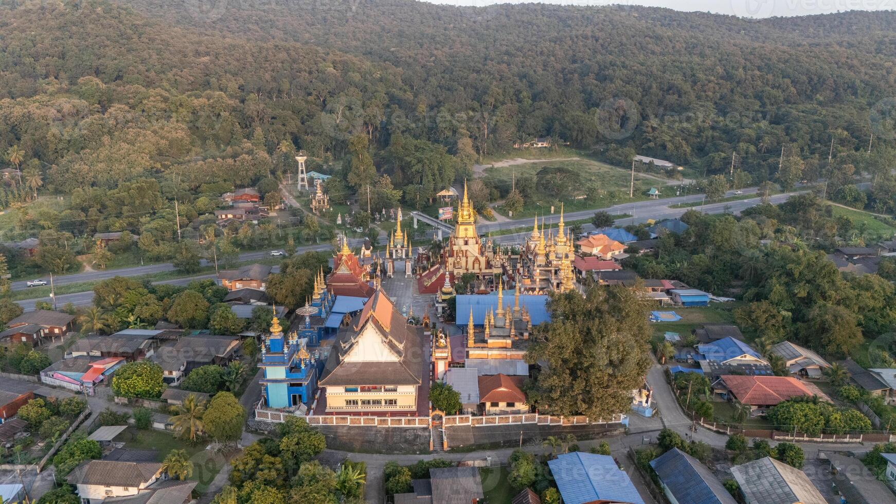hermosa aéreo ver de wat huai sai Khao uno de el más icónico estilo en phan distrito de chiang rai provincia de tailandia foto