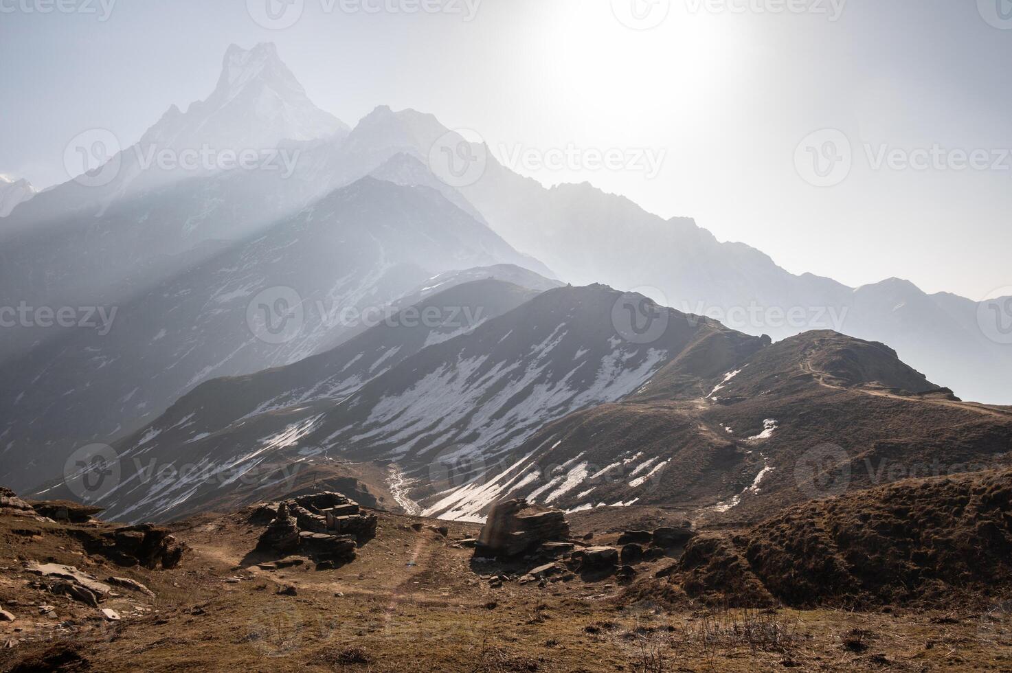 paisaje ver en el camino a mardi himal base acampar en Nepal. mardi himal emigrar es uno de el recién popular trekking ruta en el Nepal. foto