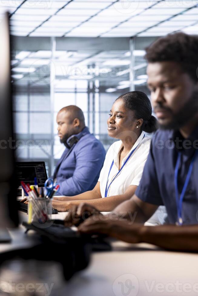sonriente datos centrar ingeniero siguiente a colegas utilizando programación idiomas a construir algoritmos y construir aplicaciones alegre servidor cubo empleado depuración y optimizando código foto