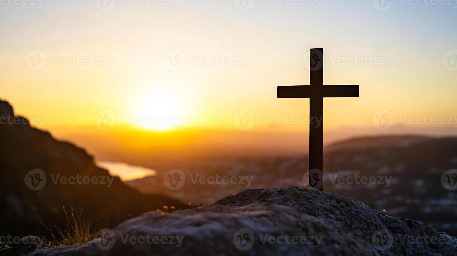 silueta de cruzar con vista a amanecer en cima de la colina foto