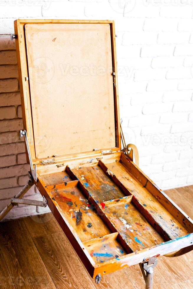 Empty grunge easel photo