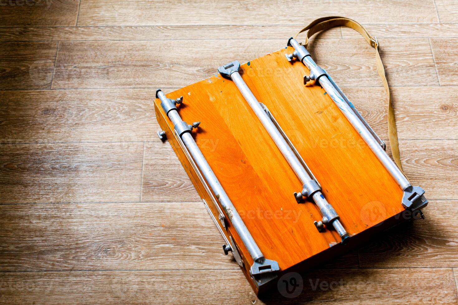 Empty grunge easel photo