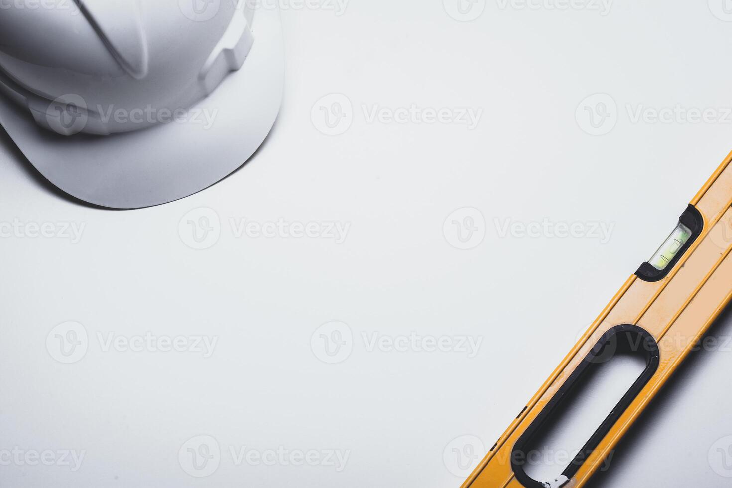 Level and plastic construction Helmet photo