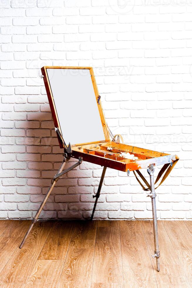 Empty grunge easel photo