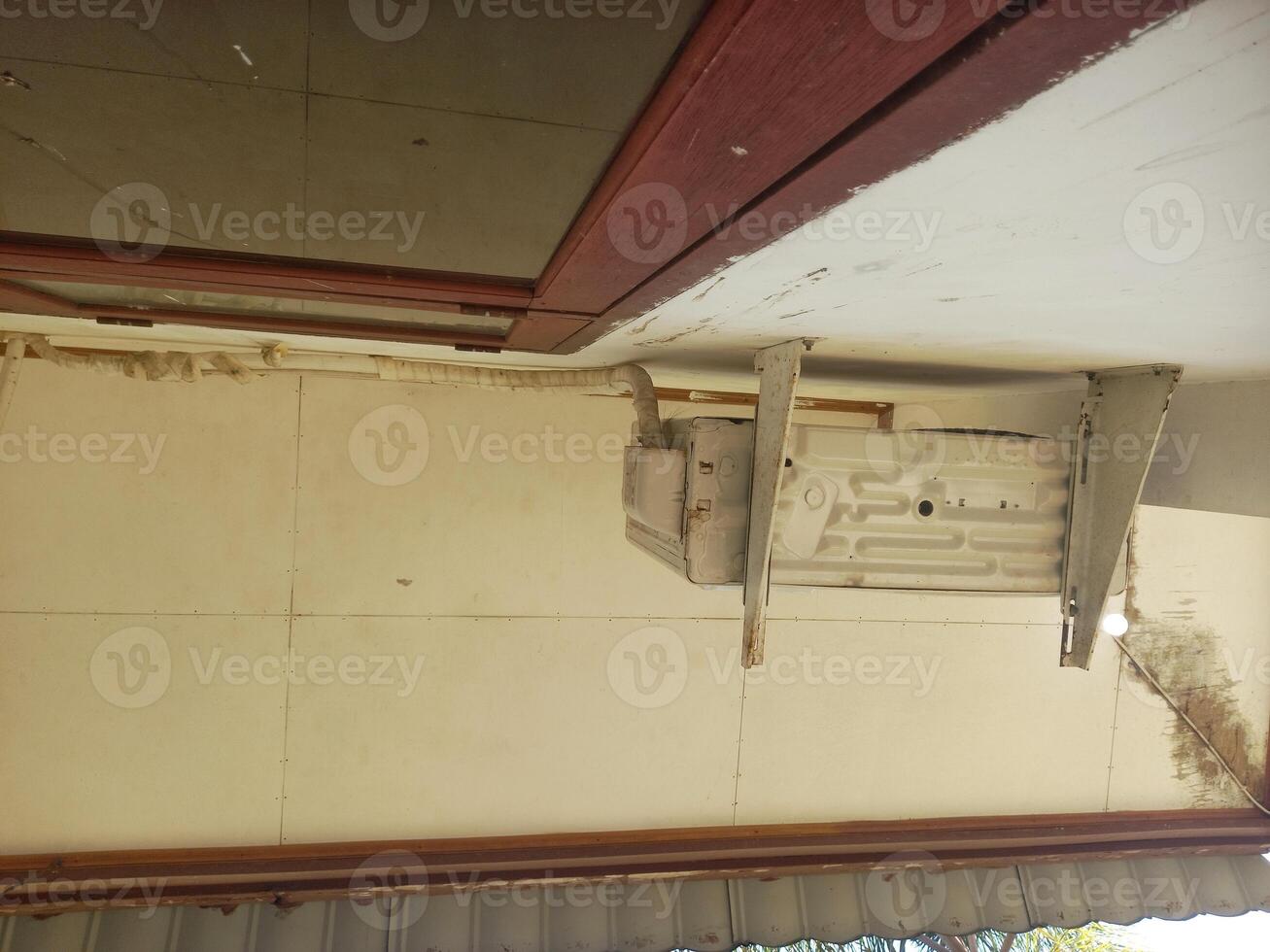view of ceiling with air conditioning from below, building interior photo