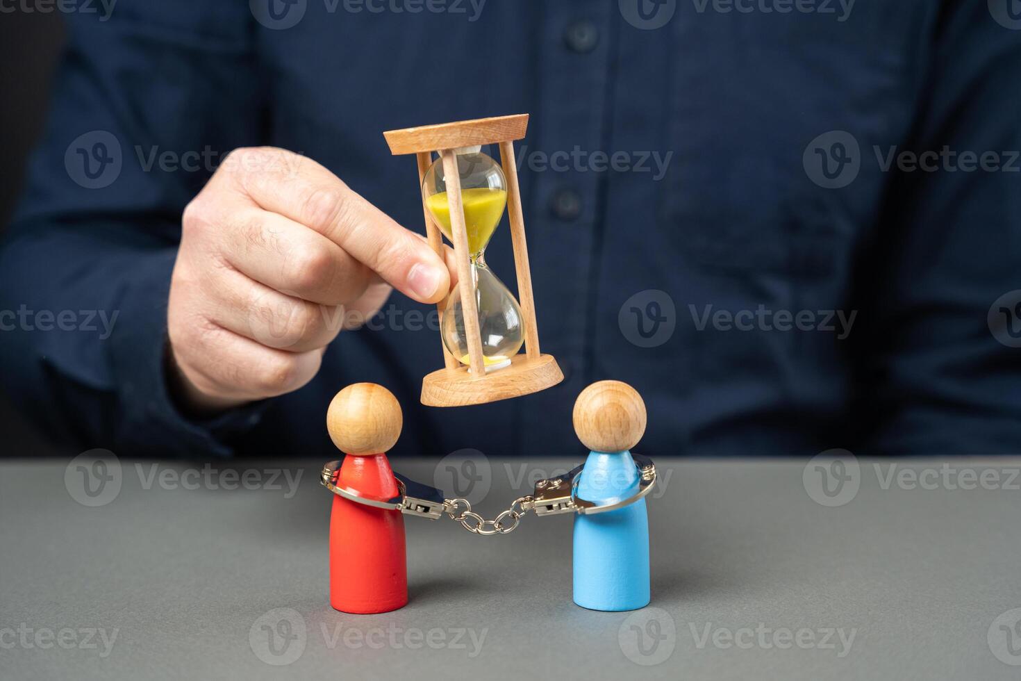 Temporary contracts. Establish the obligations of the parties through a verdict. Problems in relationships. Time to finish the contract. photo