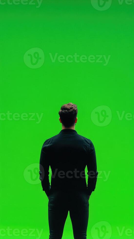 profesional altavoz en frente de vibrante verde pantalla para dinámica presentaciones y creativo digital antecedentes conceptos en moderno medios de comunicación y comunicación espacios foto