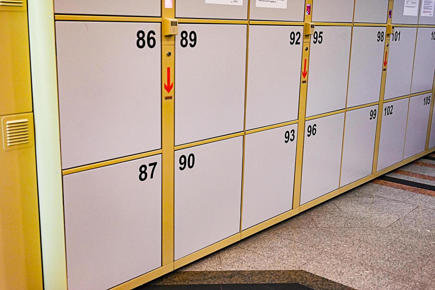 luggage storage at the train station, contactless payment using the terminal photo