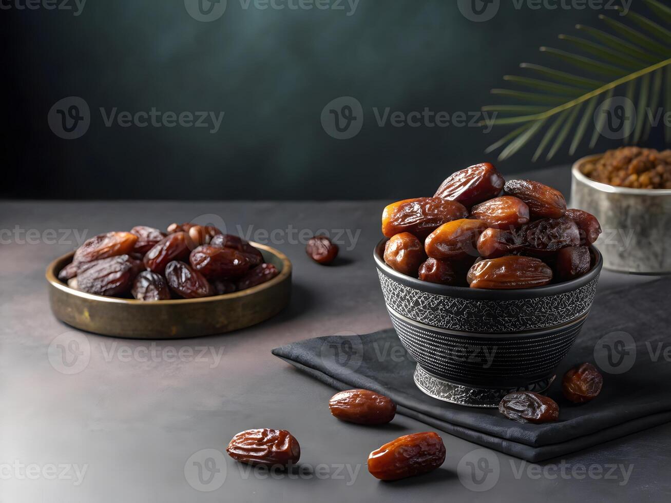 fechas en algunos ollas, algunos fechas alrededor, oscuro antecedentes foto