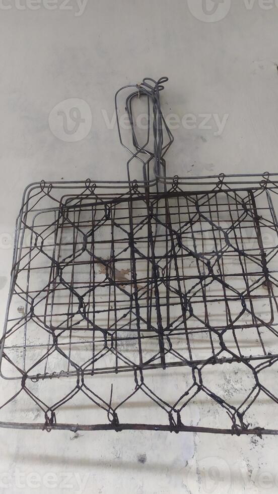 a simple grill made of aluminum wire photo