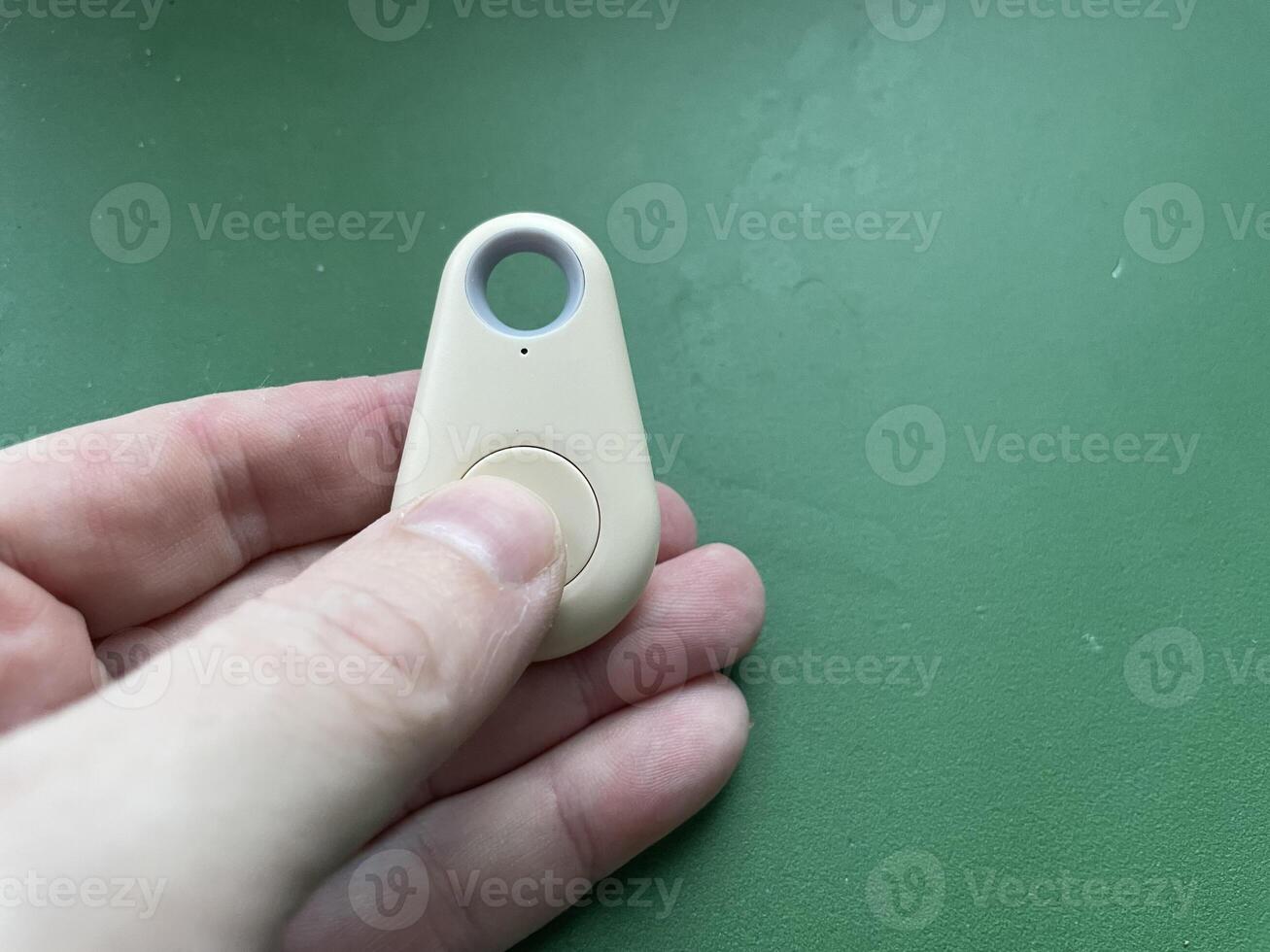 Geotagging sensor for smartphone and object the search photo