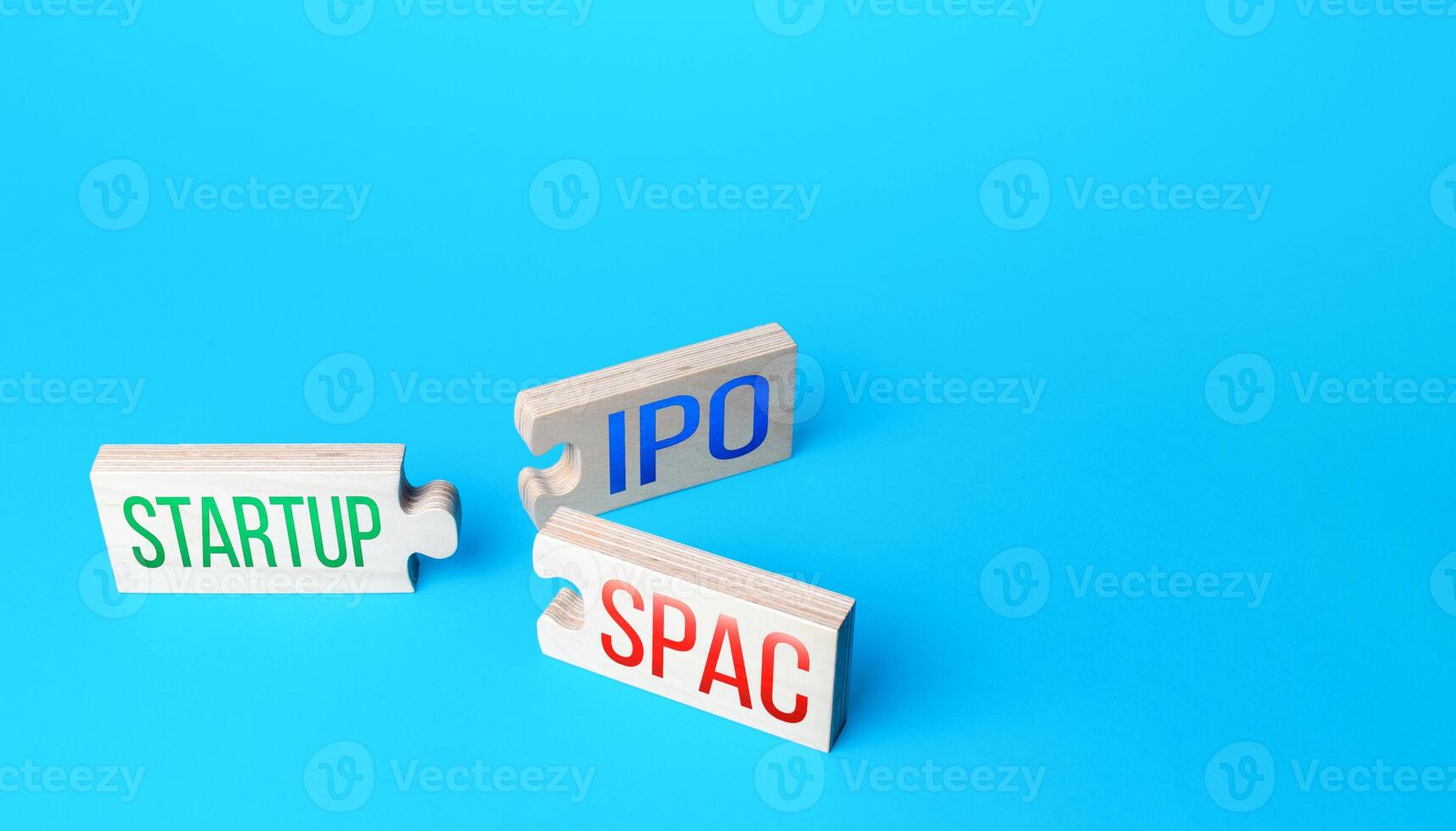 Choice between two puzzle connections. Simplified listing entry of a business startup to stock exchange using SPAC Special purpose acquisition company or IPO. Simplified listing of company photo