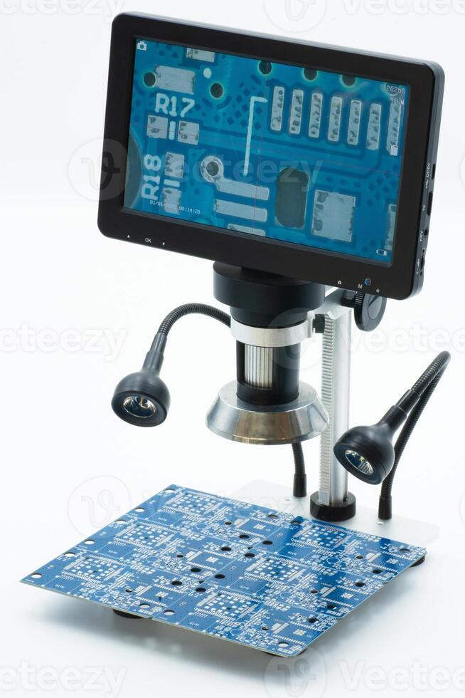 Digital microscope with display for inspecting circuit boards in a workshop photo