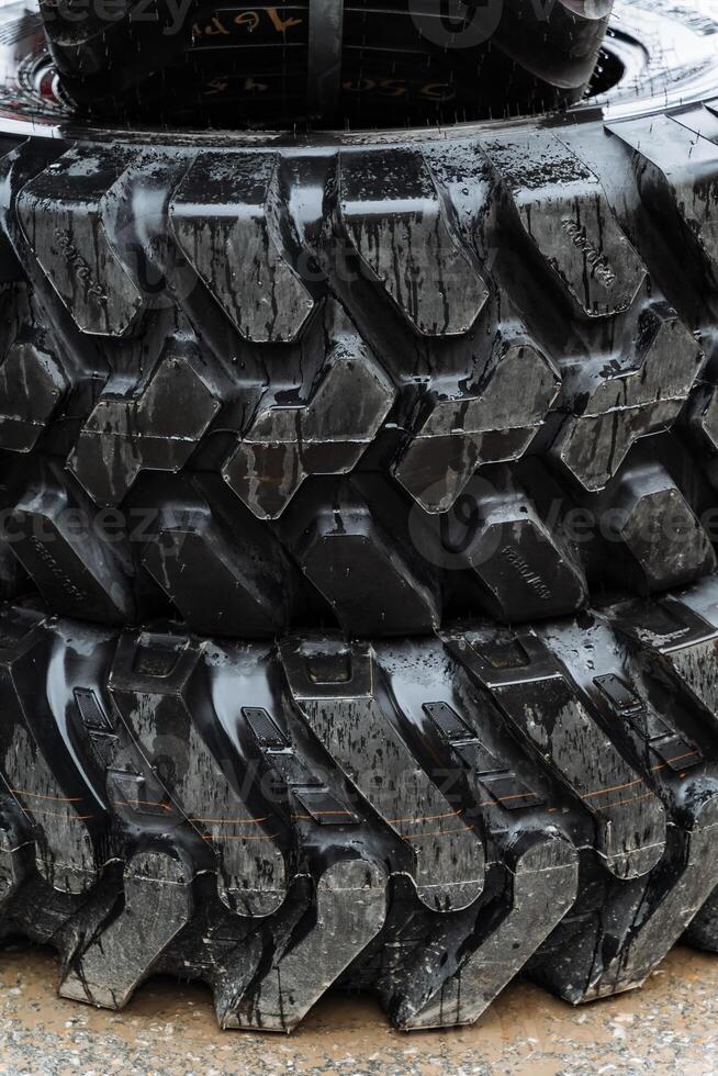 A close up of a tire with a tire tread photo