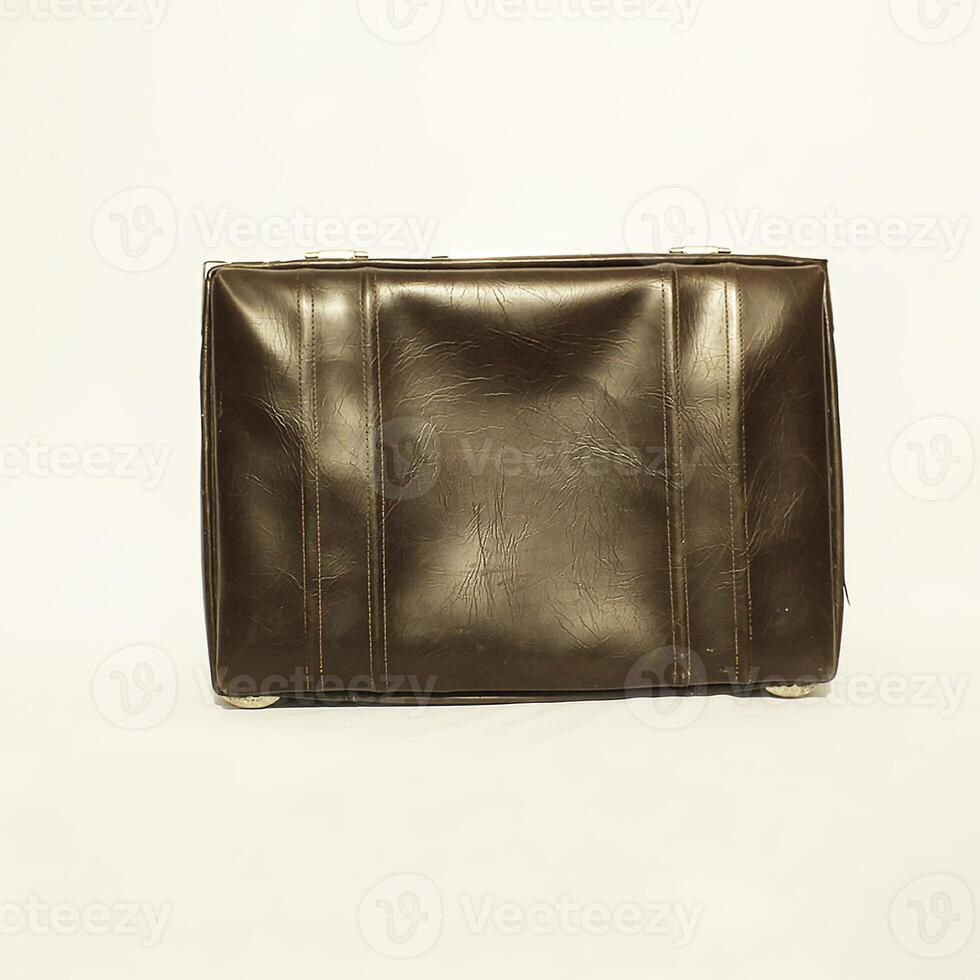 Introducing the Classic Brown Leather Bag An accessory that is stylish and highly versatile photo