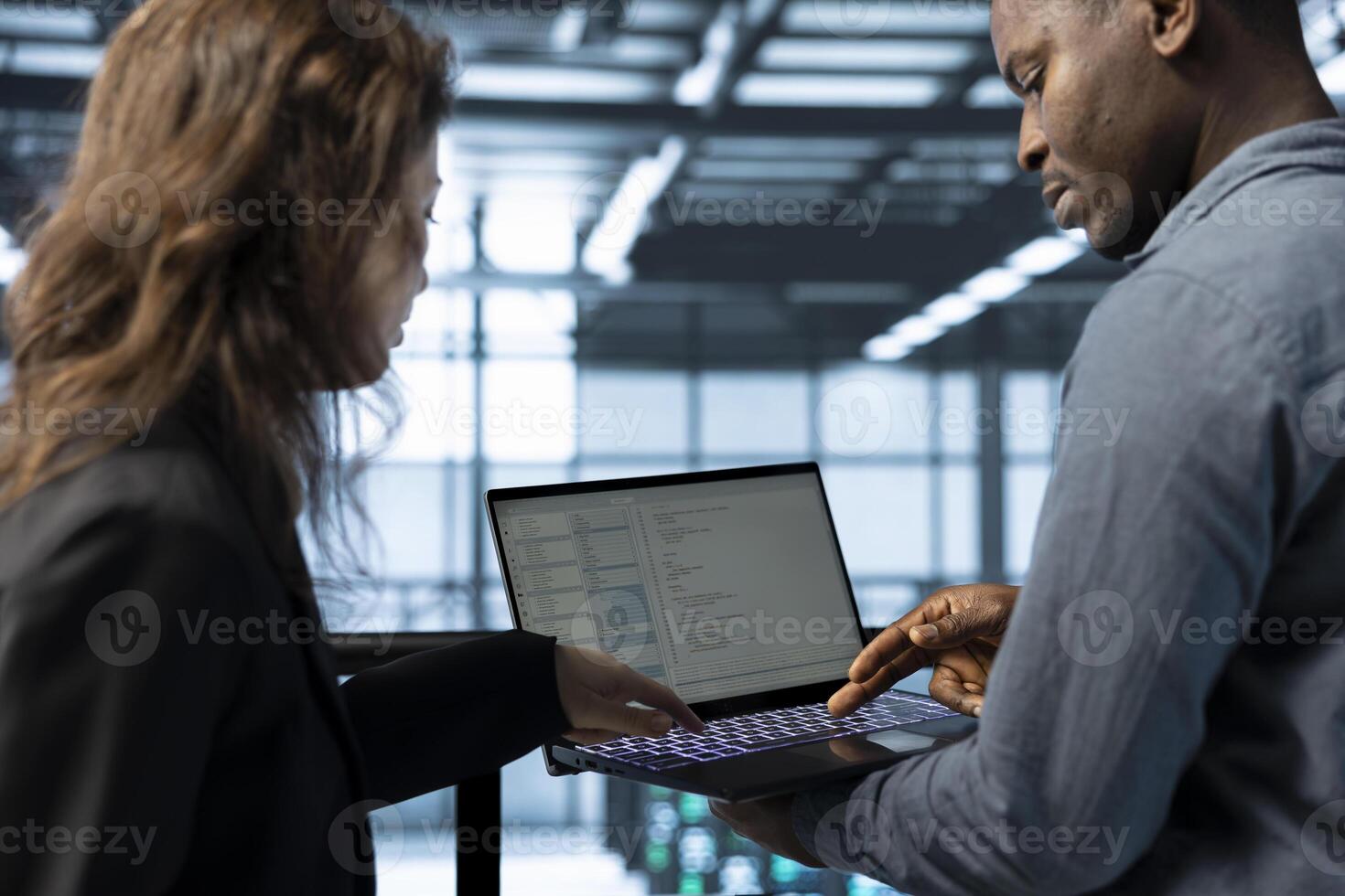 cuaderno usado por datos centrar software desarrolladores revisando equipo diagnósticos programadores codificación en computadora portátil, ajustando servidor granja configuraciones, claro error estados, aplicando firmware actualizaciones foto