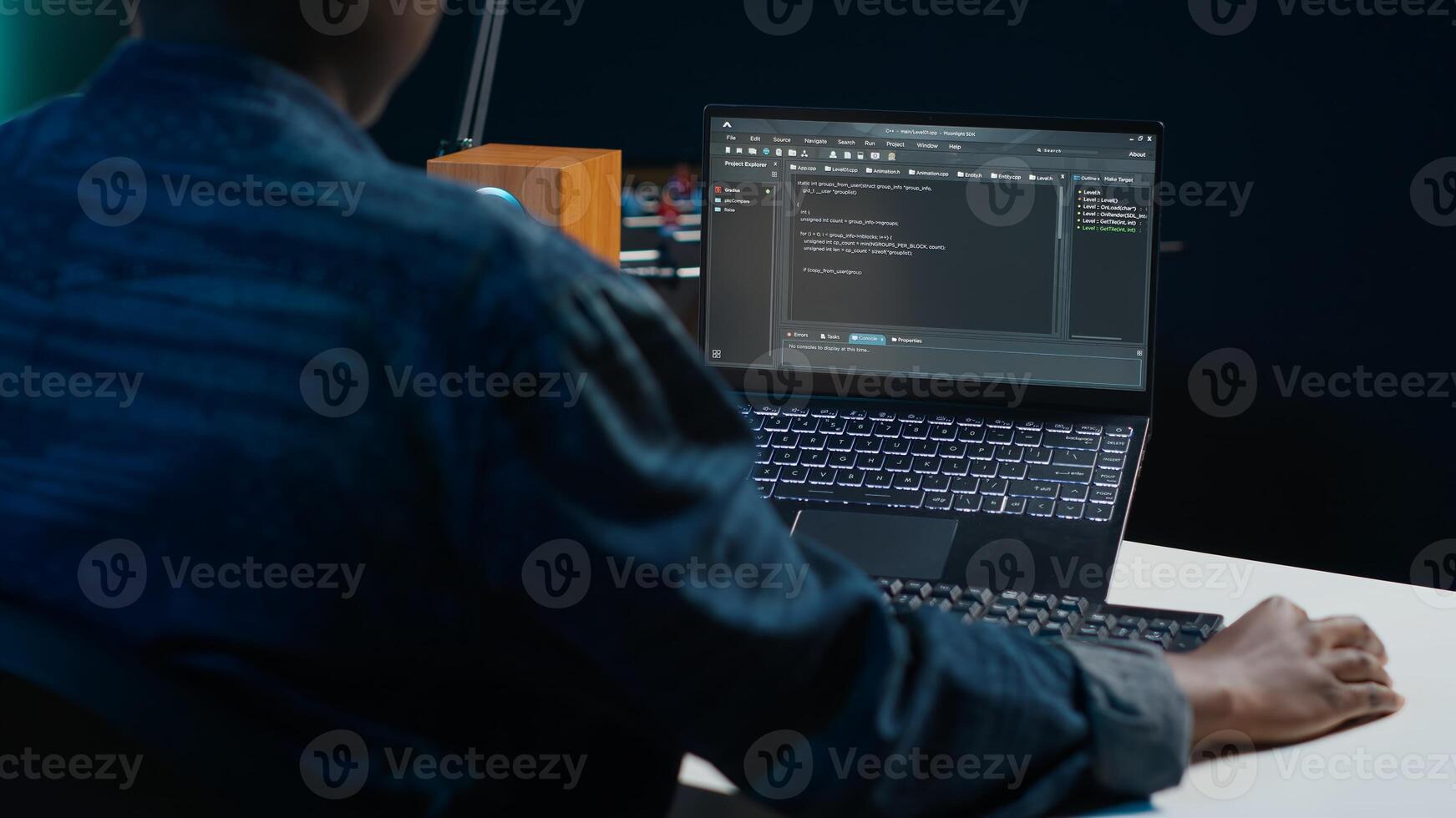 software desarrollador escribe código en ordenador portátil pantalla mientras en Departamento oficina utilizando Java programación idiomas programador remotamente trabajando en fijación base de datos errores mientras trabajando desde hogar, cámara un foto