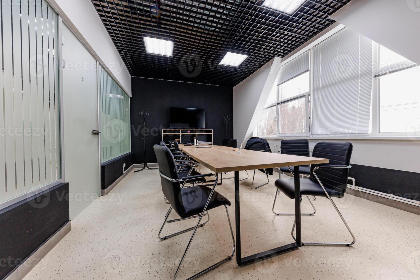 Revamp Your Meetings A Sleek Conference Room Bathed in Natural Light, Featuring a Long Table and Cutting-Edge Technology for Ideal Collaboration. photo