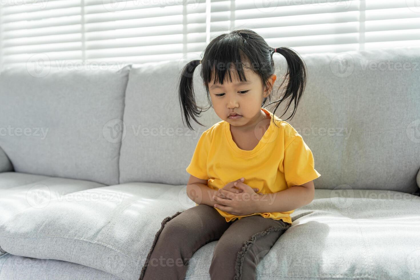 Children have abdominal pain, indigestion, gastritis, menstrual cramps, flatulence, diarrhea, distention, colon cancer, belly inflammation problem, suffer food poisoning, abdomen photo