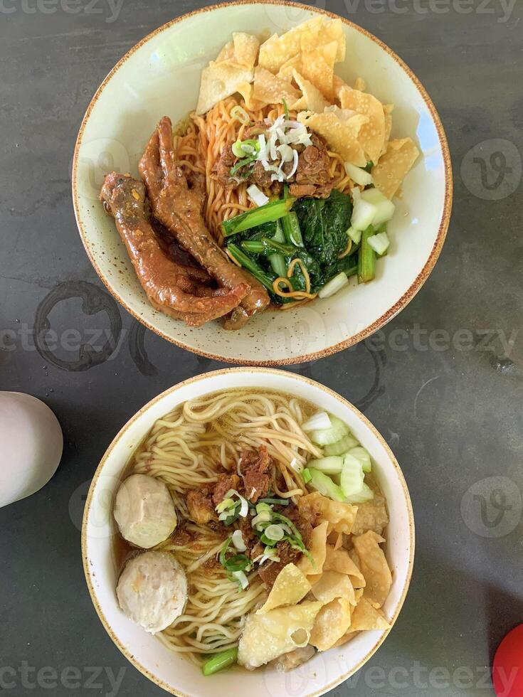 mushroom chicken noodles complete with vegetables and wonton crackers topped with stir-fried chicken and mushrooms in a white bowl Noodle chicken mushroom photo