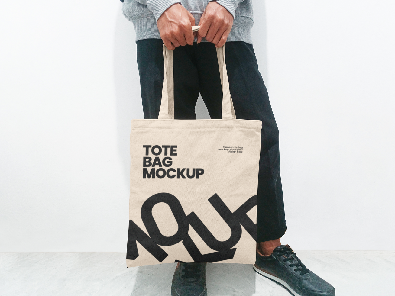 man holding a tote bag mockup on white background psd