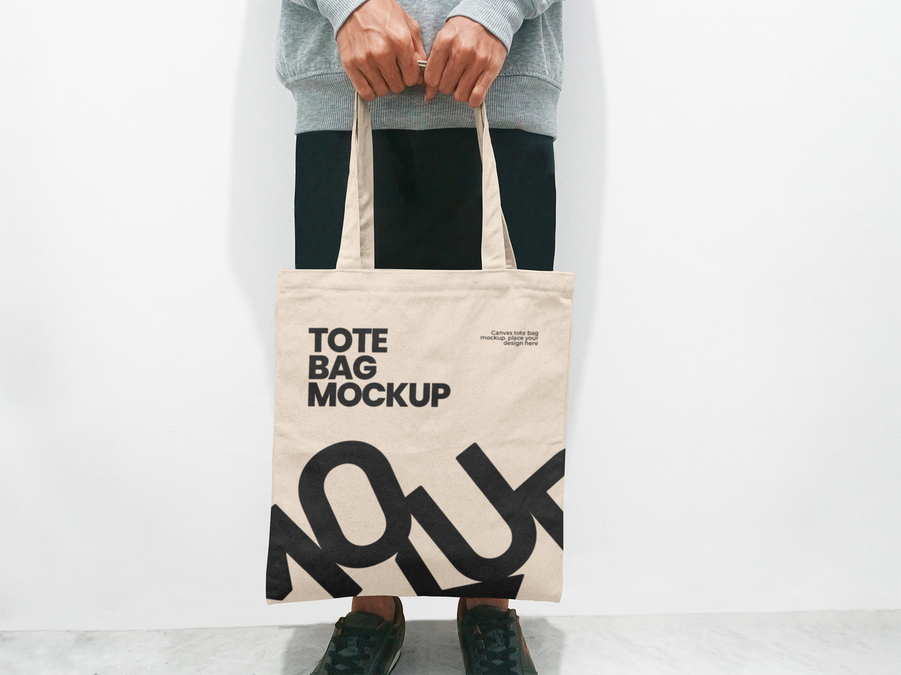 man holding a tote bag mockup front view psd