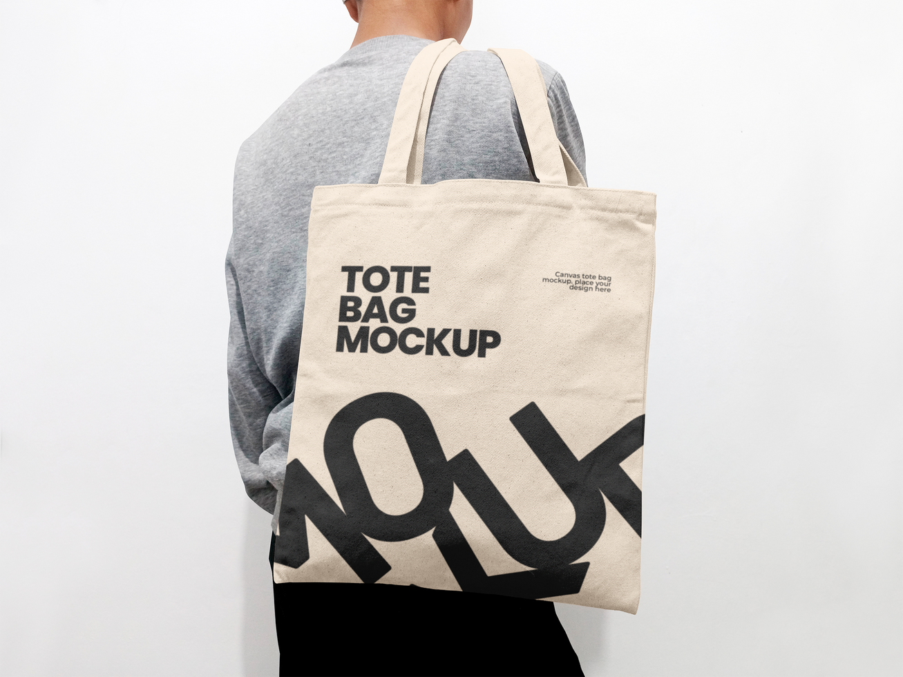 man holding a tote bag mockup back view psd