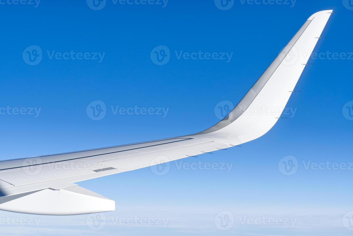 Wing aircraft in altitude during flight. clear sky in sunny day. travel concept photo
