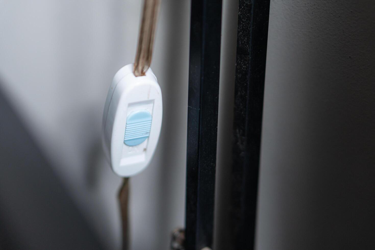 A white and blue button on a door handle photo