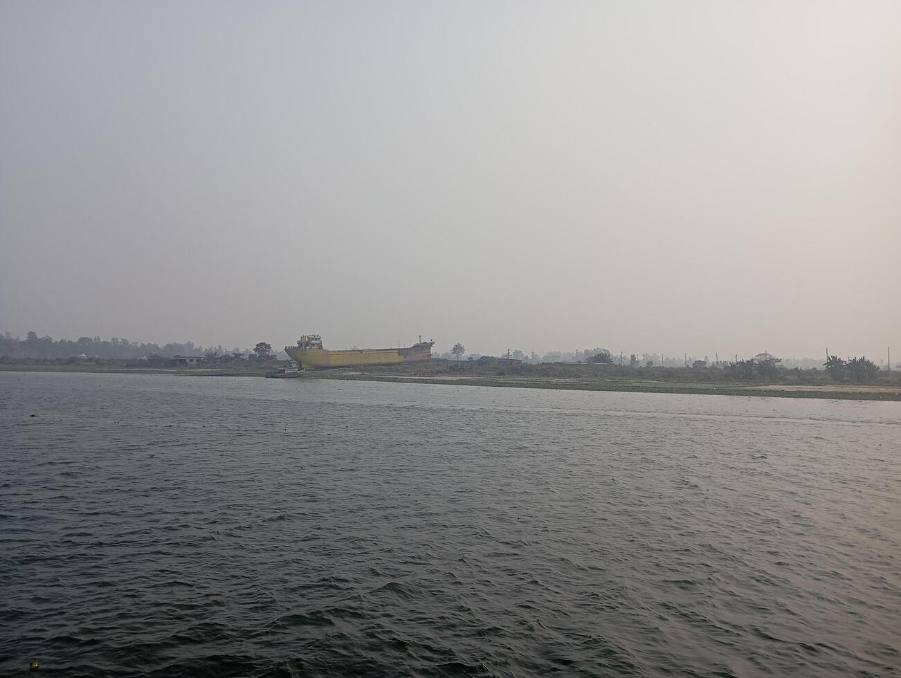a boat is in the water near a large building showing photo