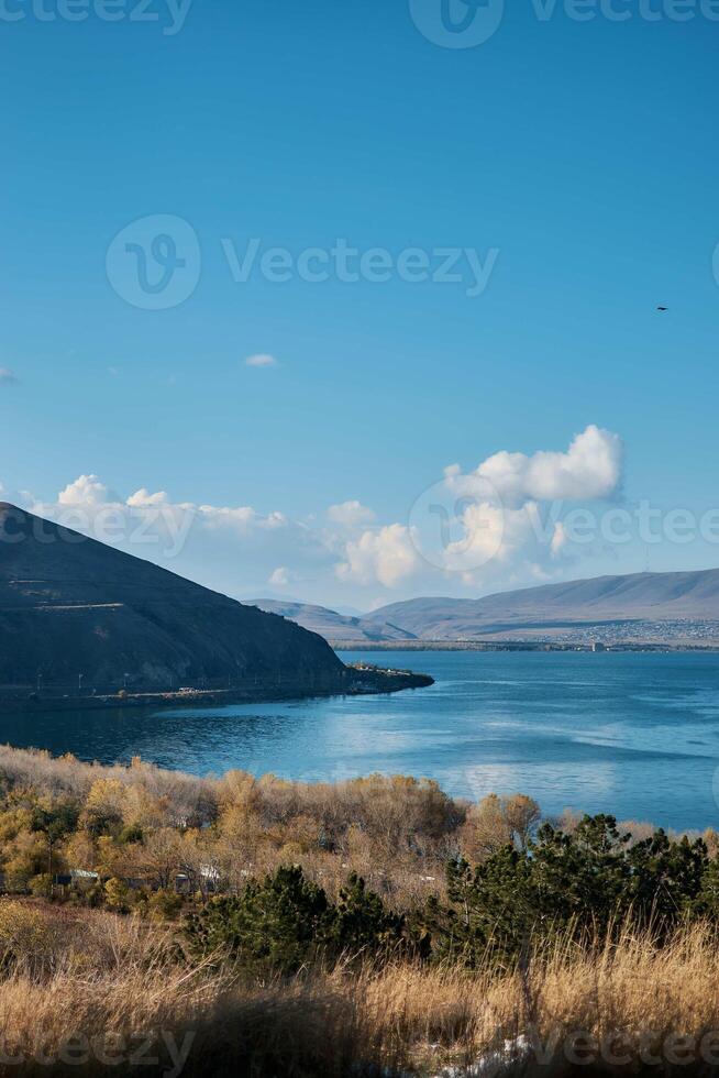 un ver de lago sevan norte, Armenia en otoño foto