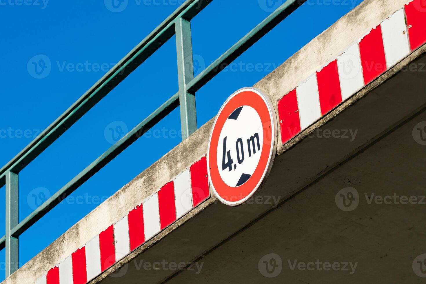Height limit sign indicating 4 meters on a concrete structure photo
