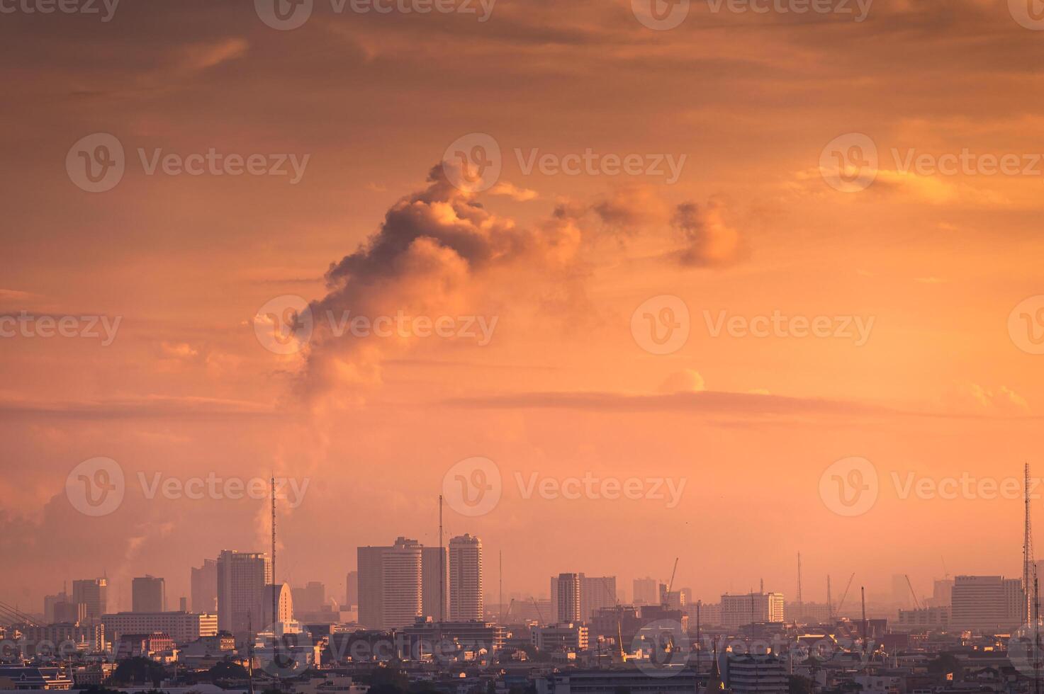 amanecer terminado alto subir edificio en negocio distrito a Bangkok ciudad foto