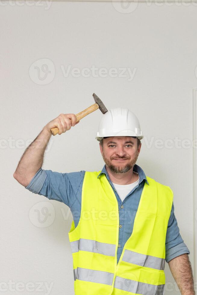Working with the tool requires strict safety measures. A helmet, vest and safety glasses will ensure your safety. Compliance with safety measures reduces the risk of injury. protective equipment photo