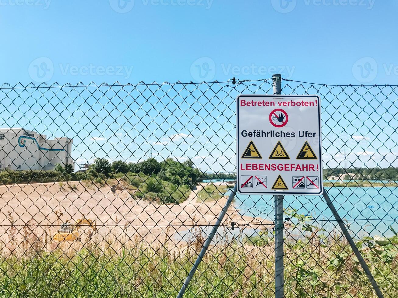 A fence with a sign that says Bereiten Verboten on it photo