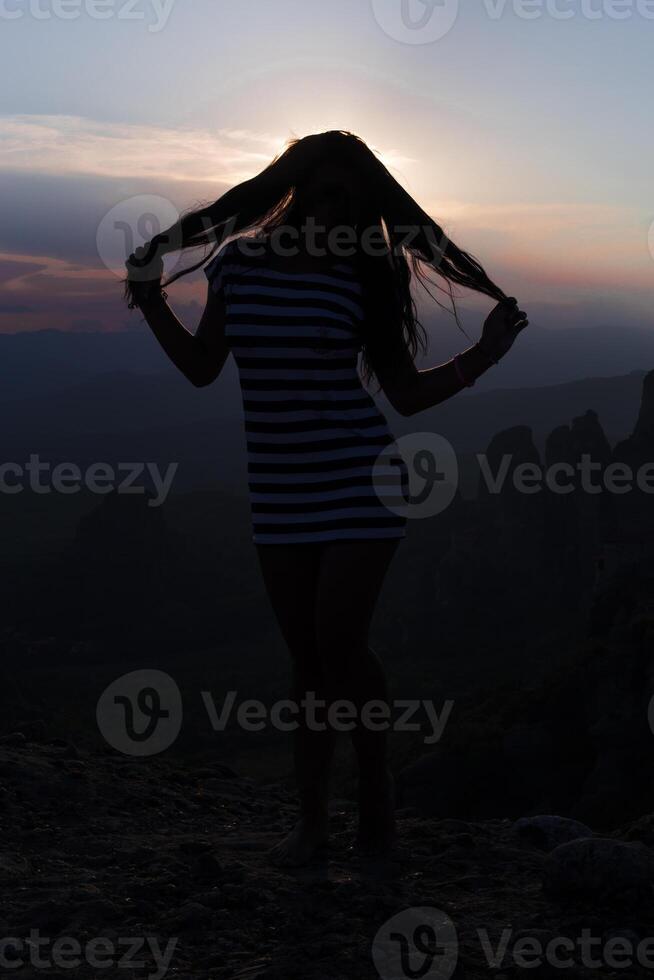 puesta de sol silueta de un niña foto