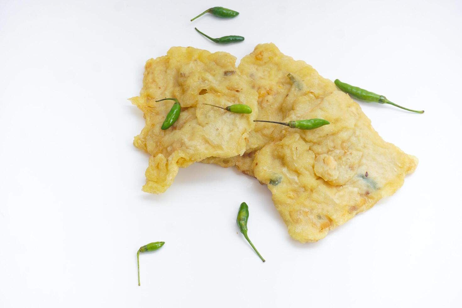 transparant white Background fried mendoan or tempe transparan Gorengan Mendoan Cabe Hijauh Photo of Fried Mendoan and Green Chilies