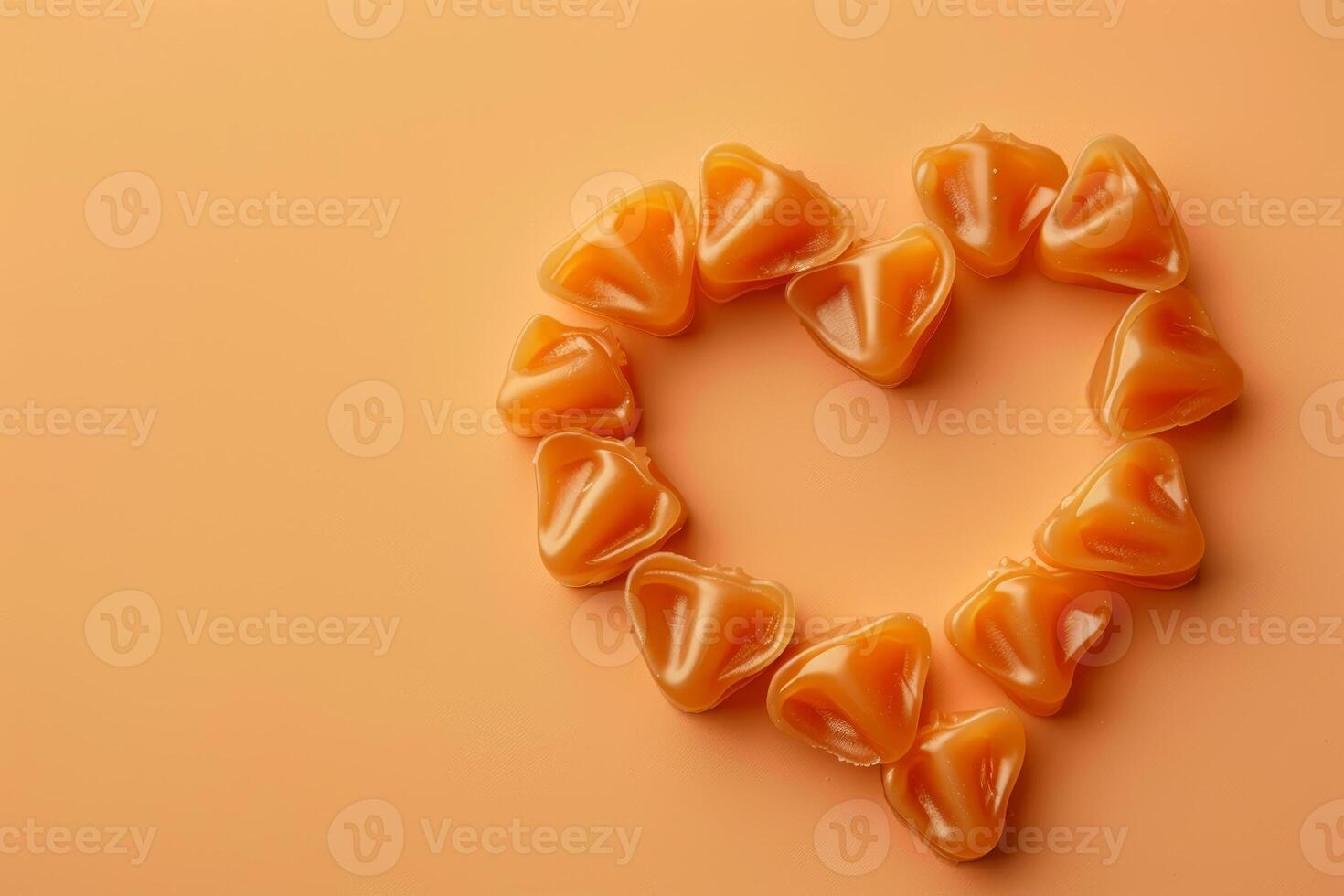 un corazón hecho de caramelo es en un mesa foto